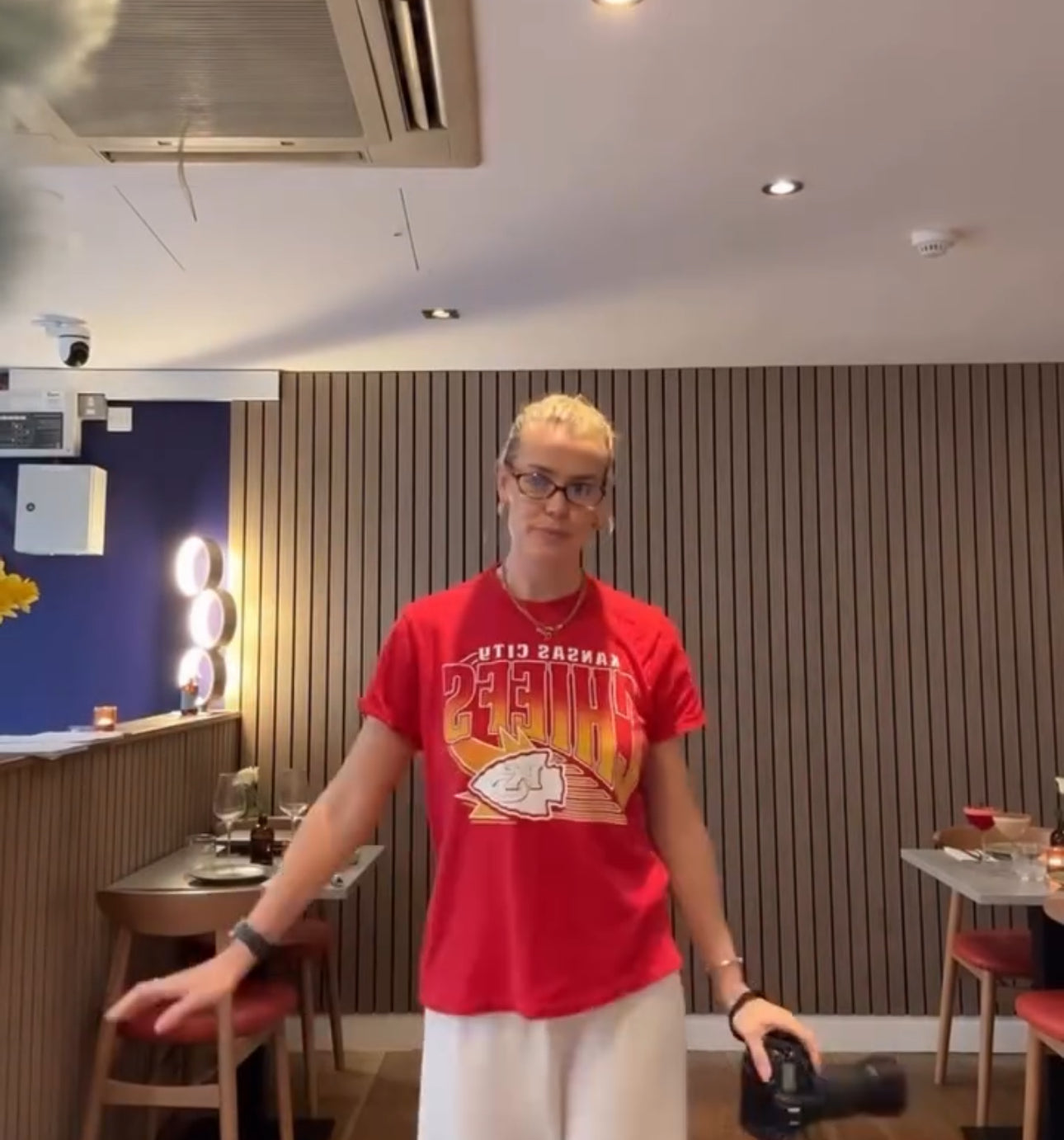 If there’s one thing we love at Spoiled Brat, it’s when premium US streetwear meets main-character energy. And this week? It’s all about Chloe Meadows stepping out in our Junk Food Kansas City Chiefs tee — yes, that team.